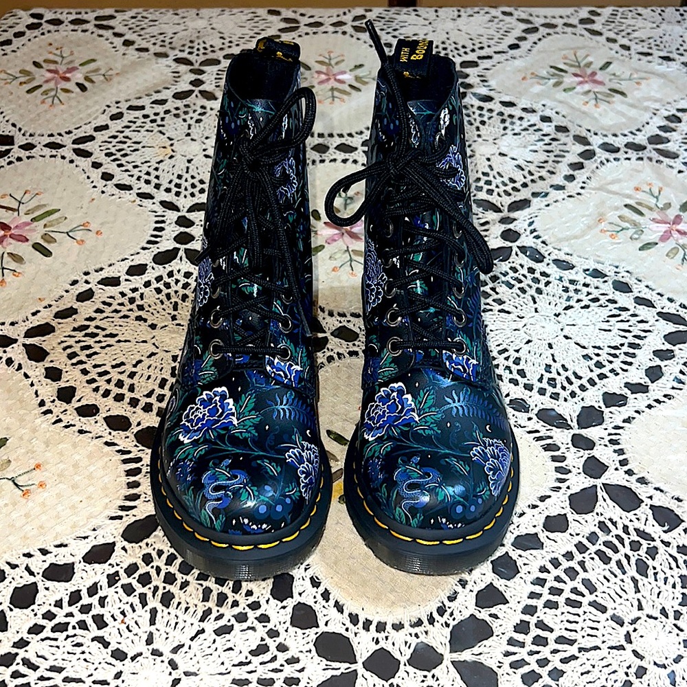 Dr. Martens 1460 Pascal Blue Floral Lace Up Size 6 Boots Never Worn